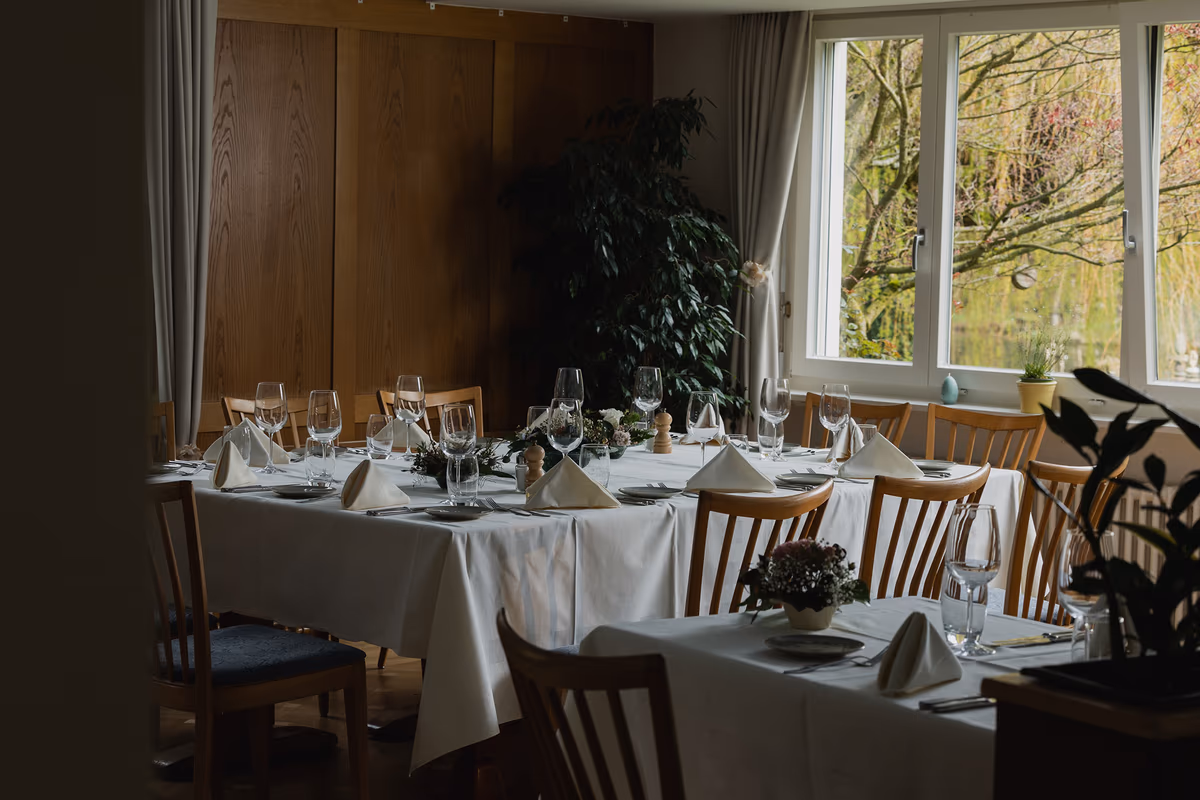 Gedeckte Tische im Restaurant Bürgisweierbad
