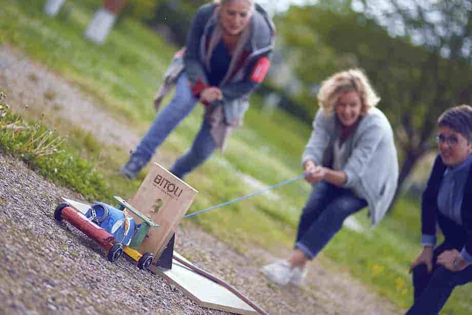 BITOU-Teamevent Raketenautos bauen: Raketenauto auf der Startbahn.