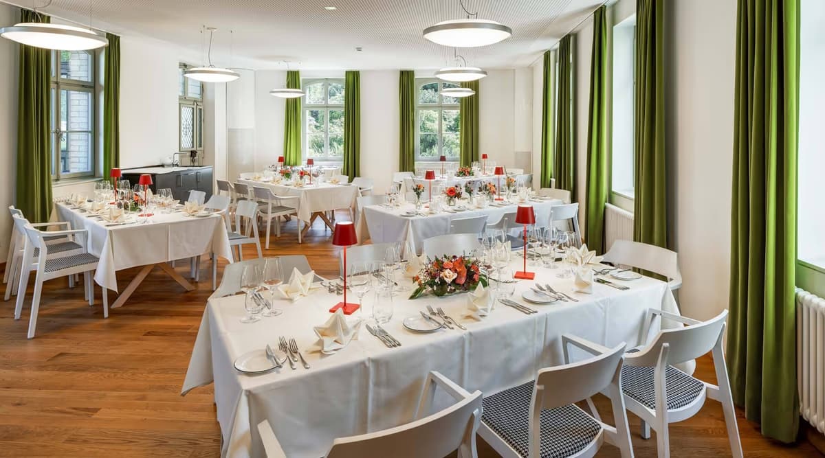 Festlich gedeckter heller Veranstaltungsraum im Boutique Hotel Auberge