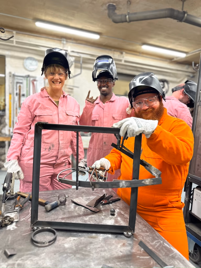 Gruppe präsentiert gemeinsam ihren Zwischenstand im Teamevent Kugelbahn bei raumformer