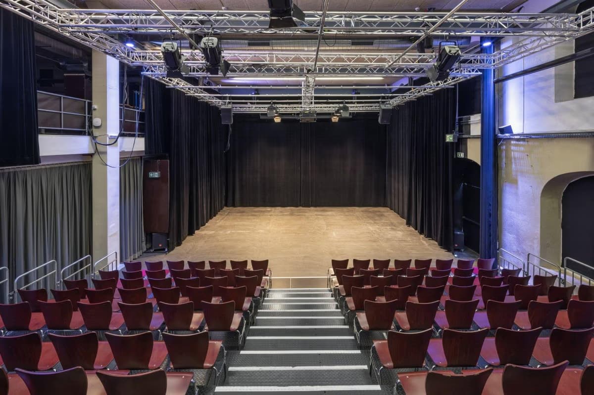 Grosser Saal mit mobiler Zuschauertribüne und Bühnentechnik