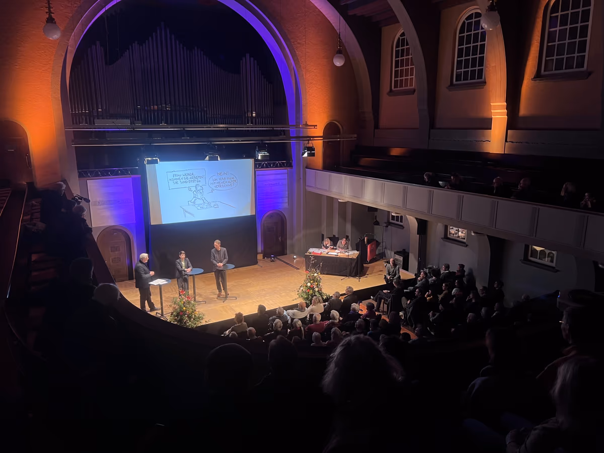 Menuhinsaal mit Bühne, Empore und Publikum