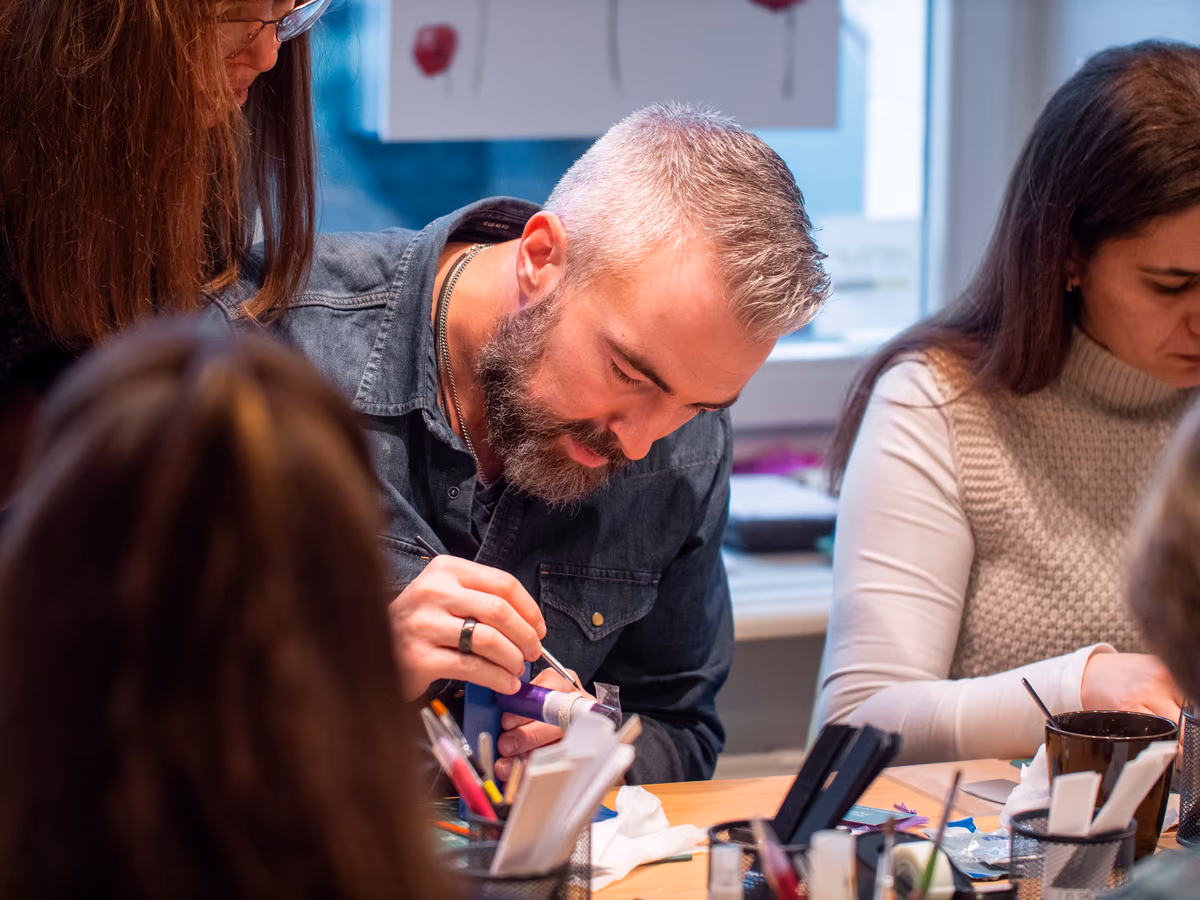 Teilnehmende eines Firmenanlasses formen individuelle Schmuckstücke aus Silberton und erleben kreatives Teambuilding im Atelier Mein Meisterwerk Basel.