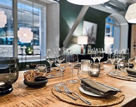 Gedeckte Holztafel im privaten Veranstaltungsraum Bayside