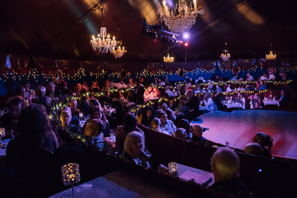 Festlich gedeckter Zirkusraum in Bellis Eventlokal