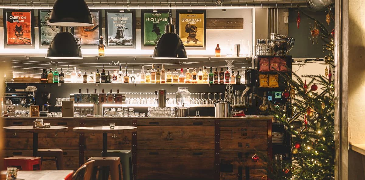 Bar und Sitzplätze im industriellen Brewpub Volta Bräu