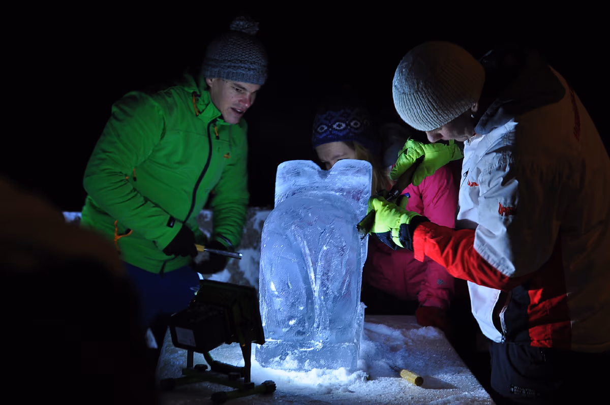 Scultura su ghiaccio l'evento di team creativo e rinfrescante della massima qualità