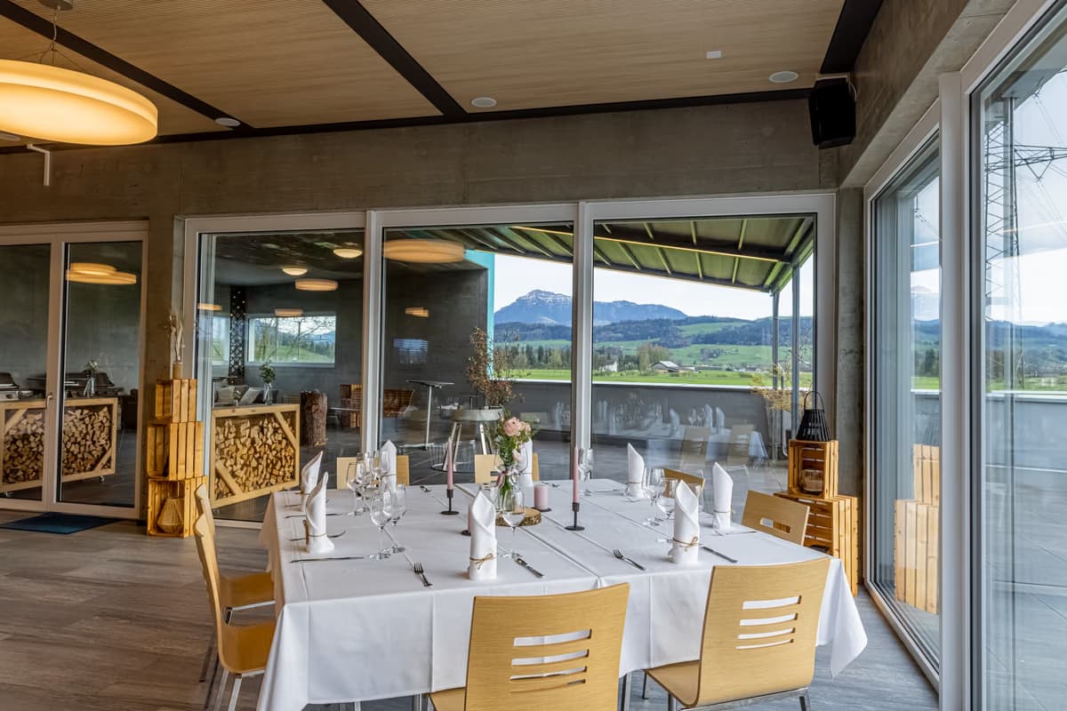 Festlich gedeckter Tisch im Blue Bull mit Blick zur Terrasse