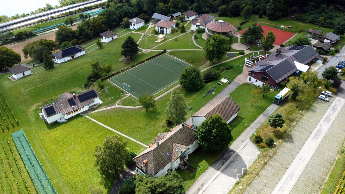 Gesamtansicht des Geländes von Fondation Le Camp