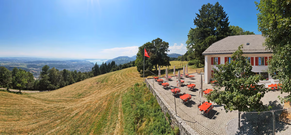 Restaurant Bözingenberg mit Terrasse über dem Seeland
