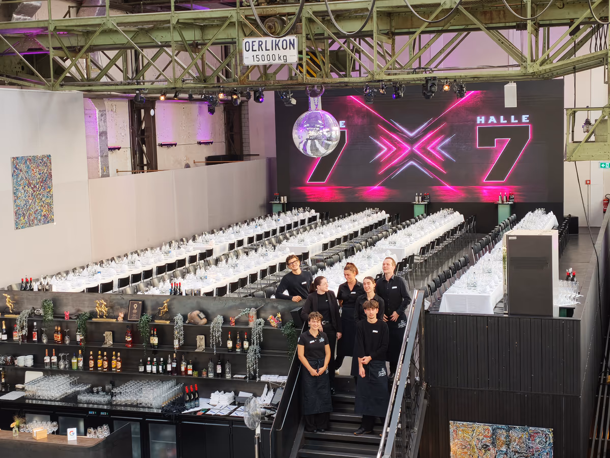 215 Anlass sitzend mit LED Wand & Team