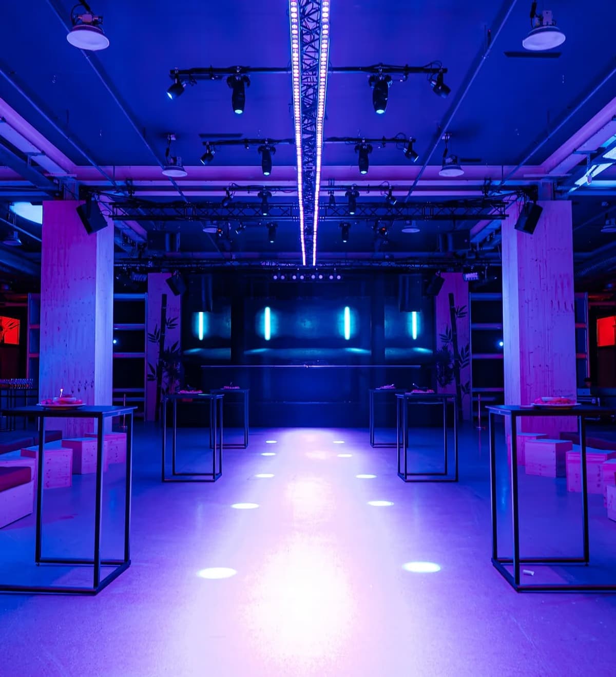CUBE mit Stehtischen und blau-violetter Lichtgestaltung