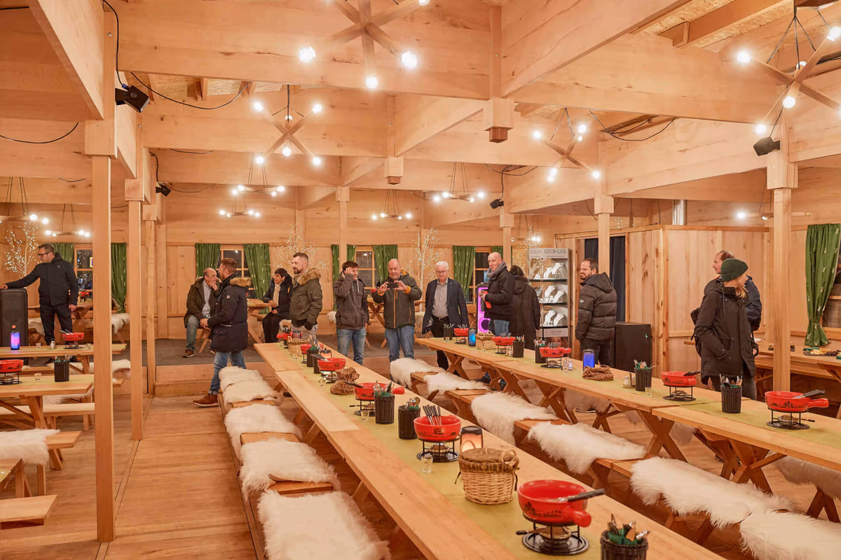 Holz-Chalet PARADICE mit gedeckten Fondue-Tischen beim Sponsorenapéro 2019