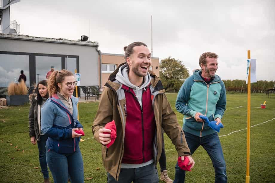 Teilnehmende bei der BITOU-Teamolympiade im Freien: Gemeinsame Teamaufgabe.