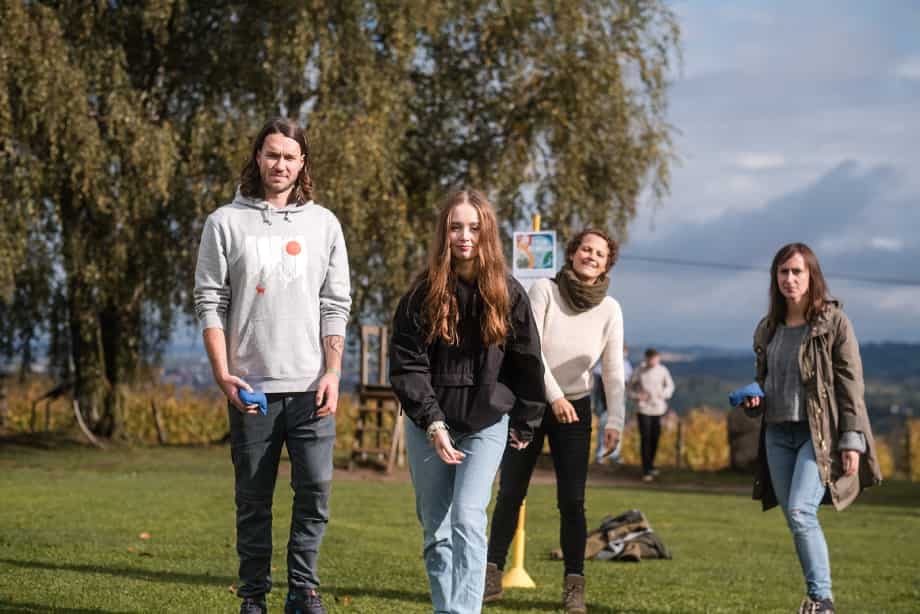 Teilnehmende bei der BITOU-Teamolympiade im Freien: Gemeinsam unterwegs.