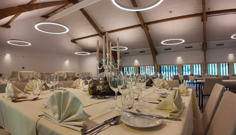 Gedeckte Tische im Eventbereich der Hirsere