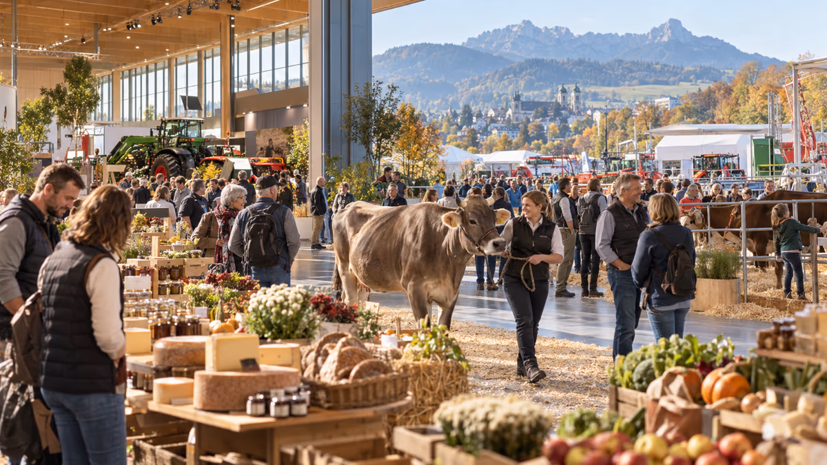 Lebendige OLMA-Messehalle mit Schweizer Landwirtschaft, regionalen Lebensmitteln, moderner Landtechnik und Publikum vor Ostschweizer Alpenkulisse.