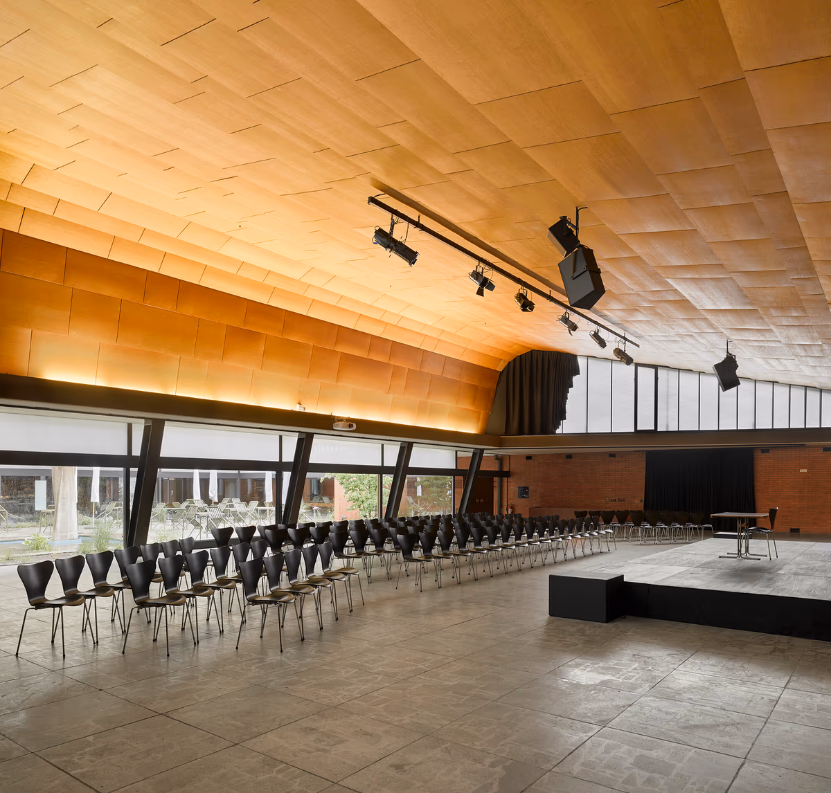 Farel Saal mit Konzertbestuhlung und Bühne
