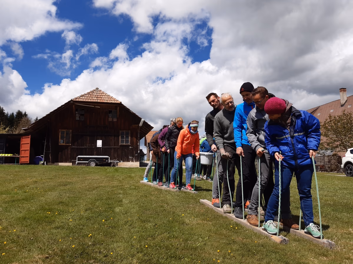 Gemeinsame Teamübung auf der Outdooranlage von Kreativ Training