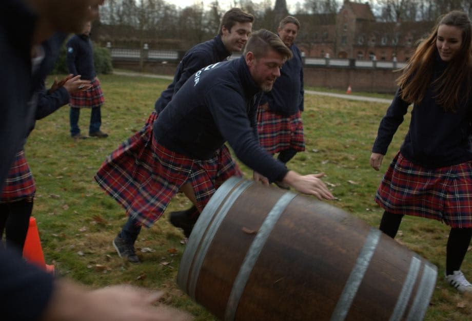 Highland Games von BITOU im Freien: Fassrollen.