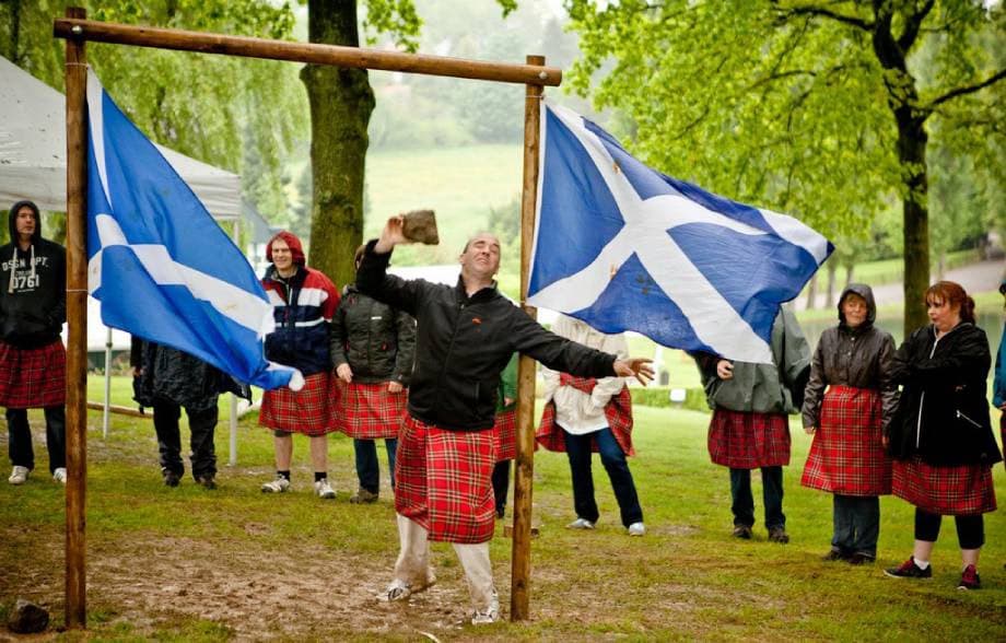 Highland Games von BITOU im Freien: Schottische Fahnen und Kilts.