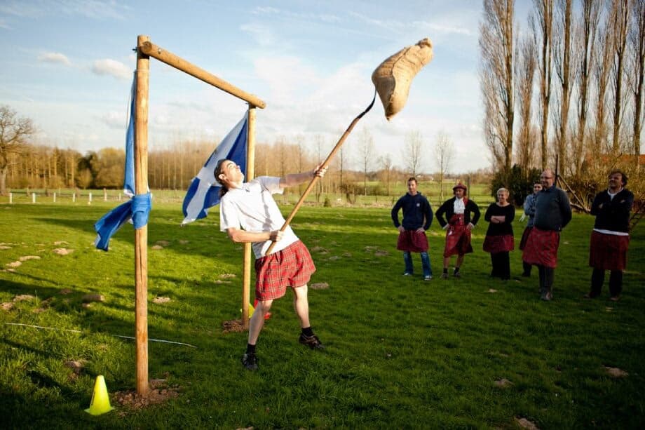 Highland Games von BITOU im Freien: Heuballen-Weitwurf.