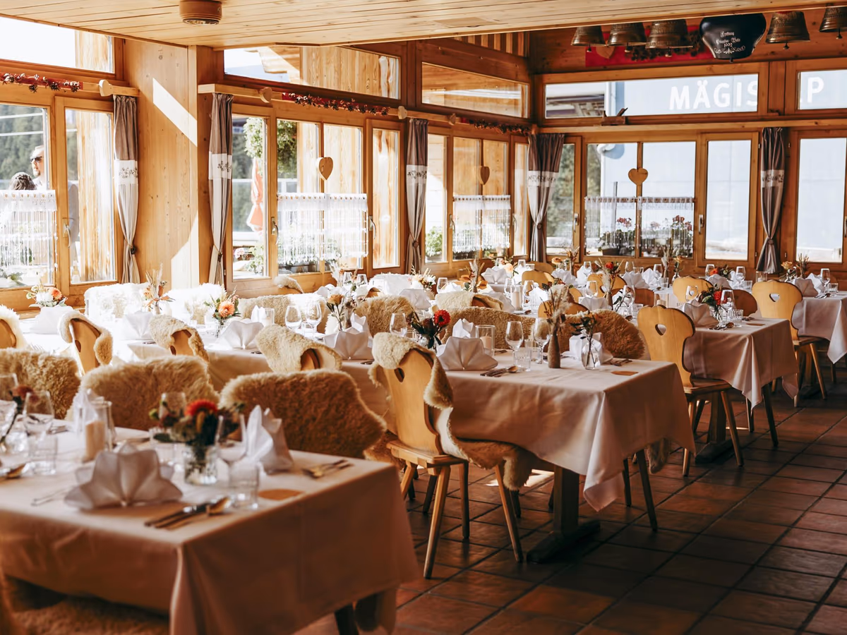 Festlich gedeckte Gaststube im Bergrestaurant Mägisalp