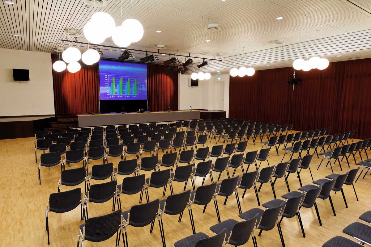 Saal Heinrich von Hünenberg mit Bühne und Theaterbestuhlung
