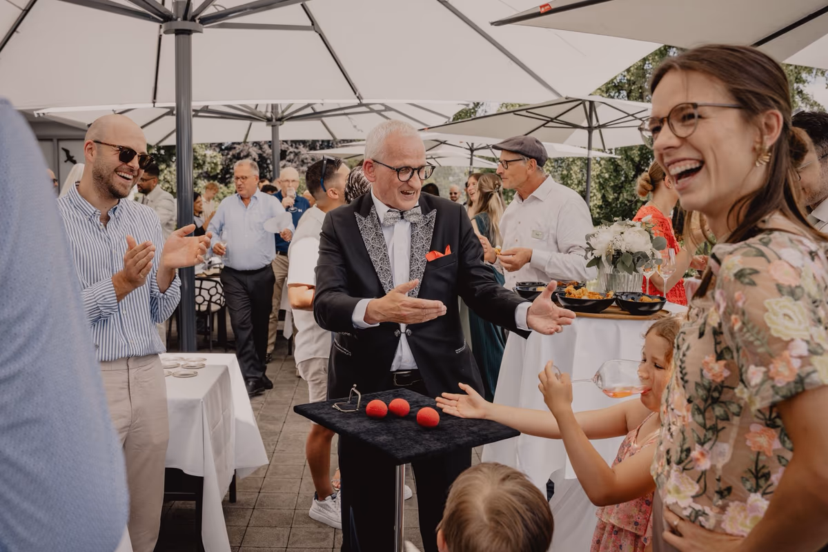 Apérozauberer Bortini zaubert an Hochzeiten, Events und Geburtstag direkt Stand-up oder von Tisch zu Tisch mit Tischzauberei