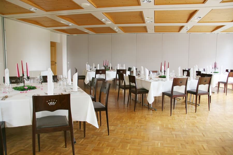 Gedeckte Tische im hellen Gutenburg Saal