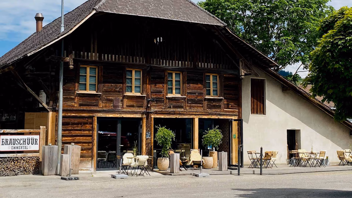 Aussenansicht der Brauschüür mit Sitzplätzen vor dem Gebäude
