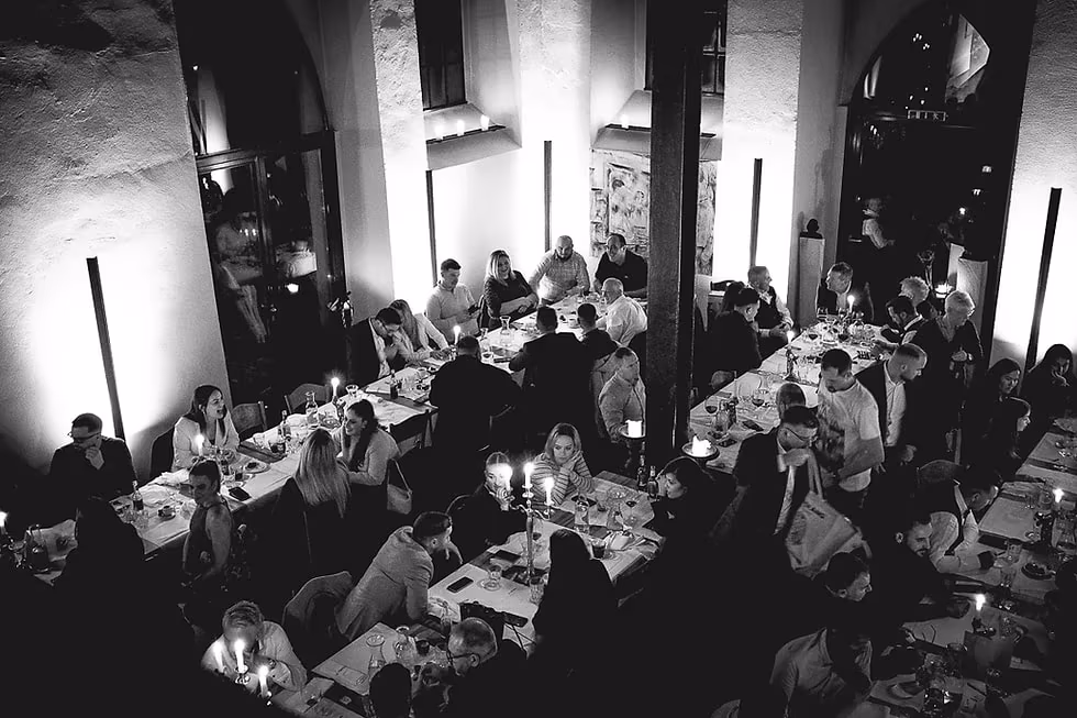 Gäste beim gemeinsamen Essen im historischen Restaurant Il Grano