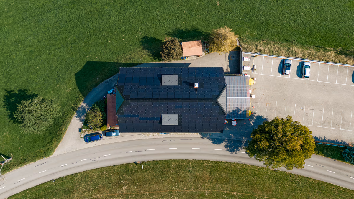 Gasthaus Siehen mit Photovoltaikdach, gedeckter Terrasse und Parkplatz in grüner Umgebung