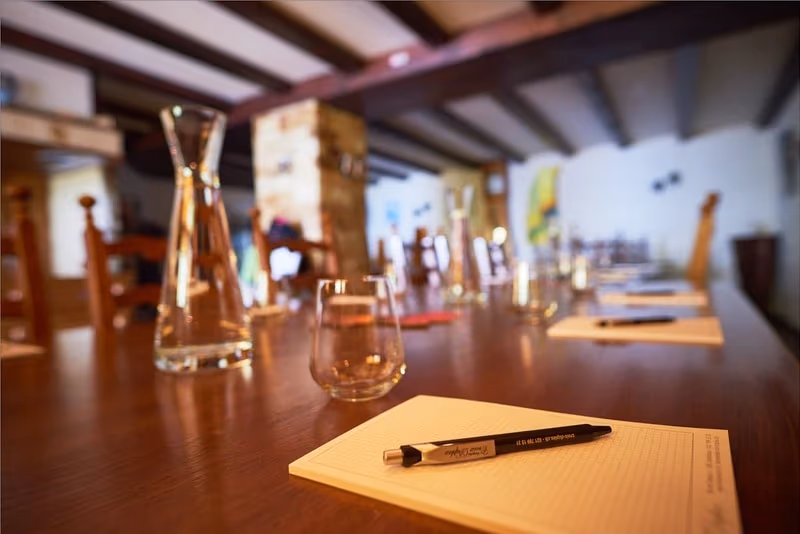 Seminarbereich mit vorbereitetem Tisch im Domaine Croix Duplex