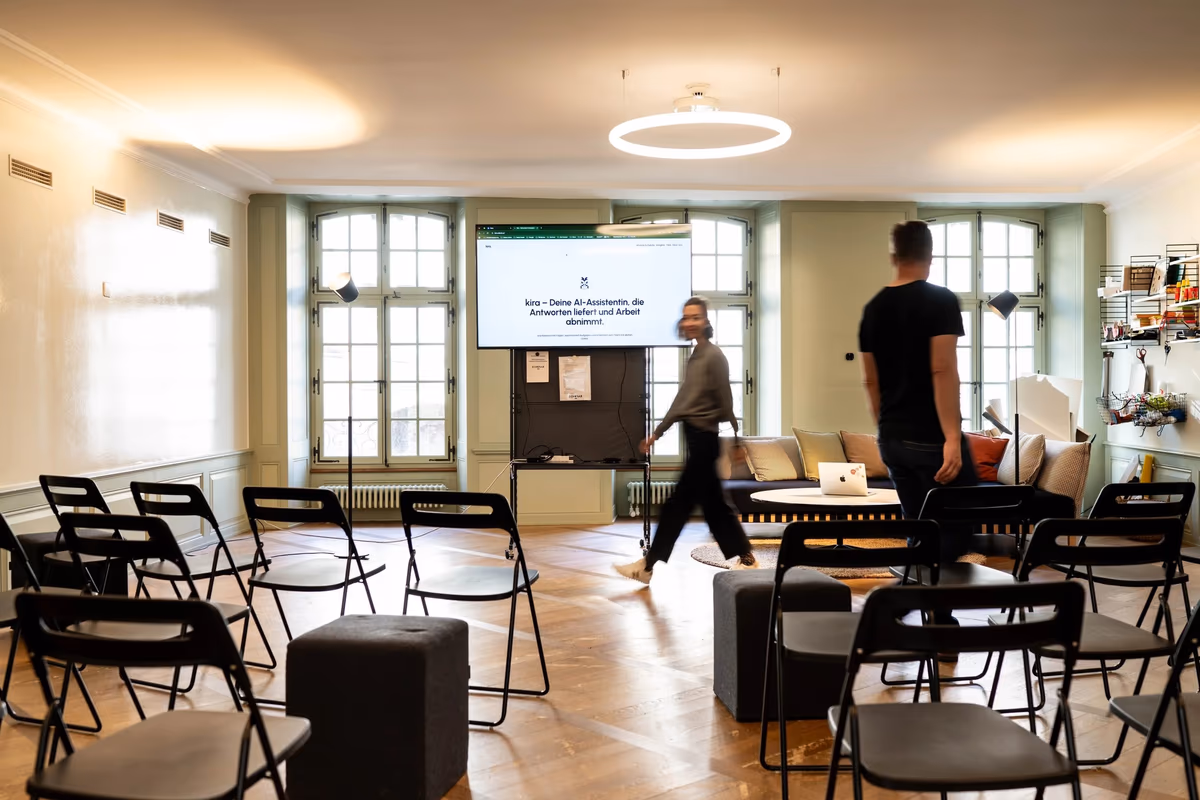 Heller Denkbar-Workshopraum mit Stühlen, Sofa und grossem Monitor