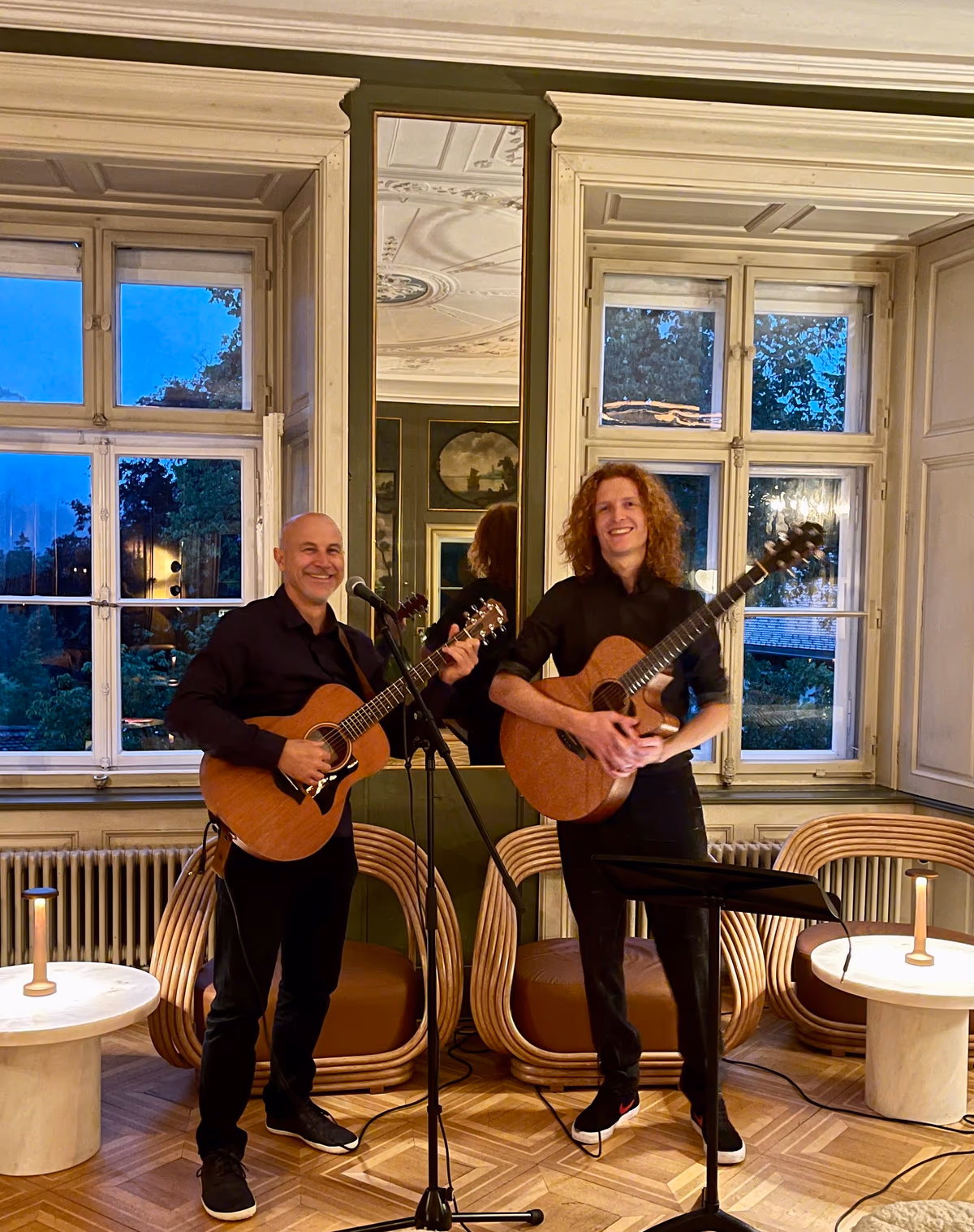 Dave Curl im lässigen Duo‑Setup beim Apéro — sanfte Folk/Pop‑Klänge für entspannte Event‑Atmosphäre.