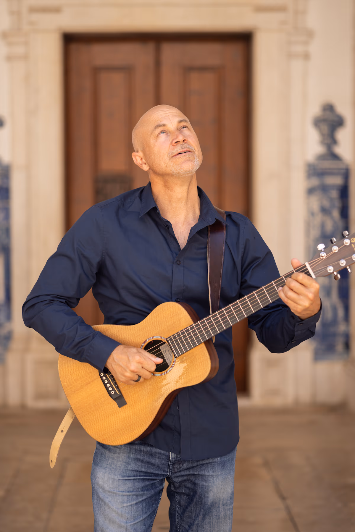 Promoaufnahme von Dave Curl mit Gitarre — erfahrener Musiker (300+ Konzerte, 2M+ Streams) für Ihre Veranstaltung.