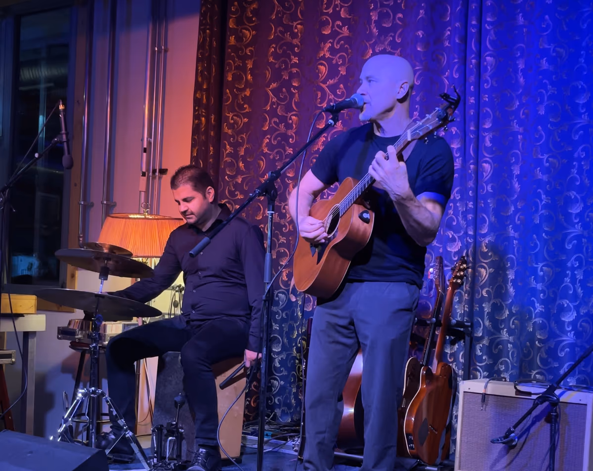 Dave Curl im Duo auf einer Eventbühne — stimmungsvolle Begleitung für Firmenanlässe, Apéros und Galas.