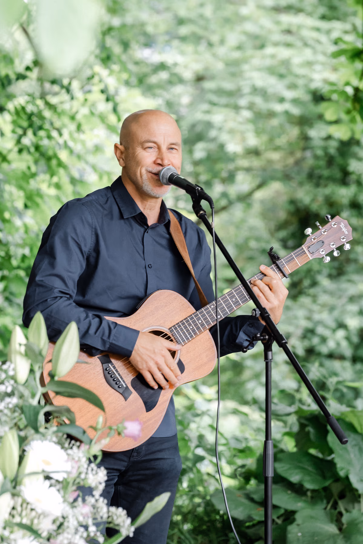 Dave Curl live bei einer Hochzeit mit akustischer Gitarre — gefühlvoller Singer‑Songwriter für Trauungen und Empfangsmusik.