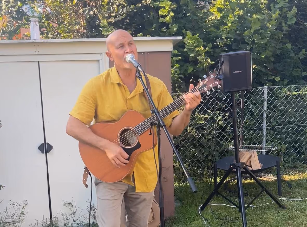 Dave Curl spielt ein Set auf einer Party - fröhliche, einladende Performance für private Feiern und Jubiläen.