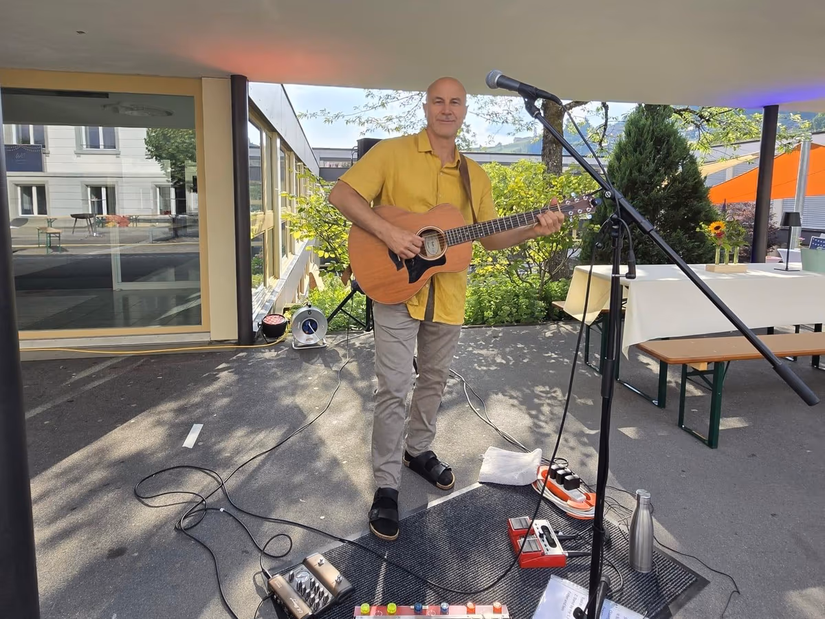 Dave Curl überzeugt mit professionellem Auftritt bei einem Firmenevent — dezente Hintergrundmusik bis dynamische Sets.