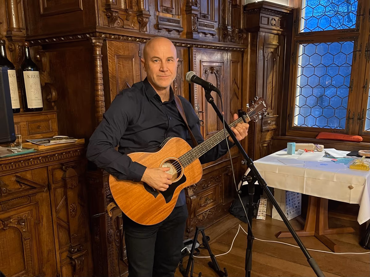 Dave Curl singt bei einer Trauung — gefühlvolle, ruhige Begleitung für Zeremonien und spezielle Momente.