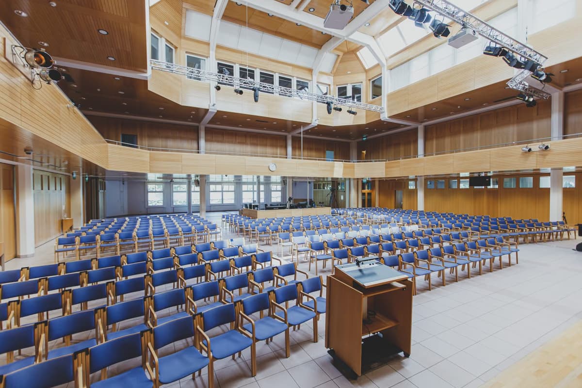 Konferenzsaal mit Galerie und Reihenbestuhlung