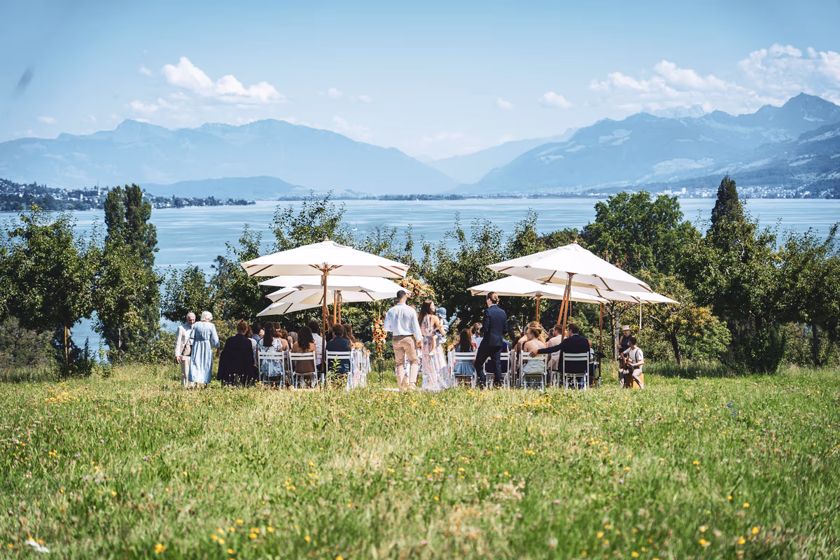 Gesellschaft bei einer freien Trauung auf der Halbinsel Au mit Blick auf Zürichsee und Alpen