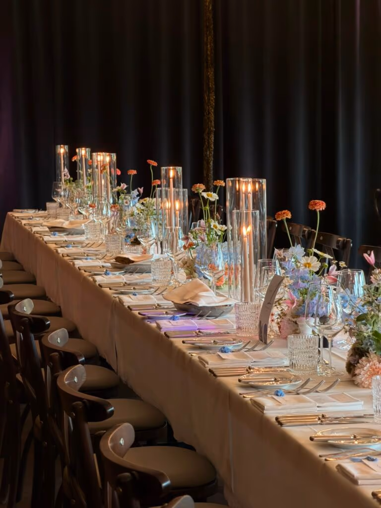Festlich gedeckte Tafel im Landi-Saal des Gasthofs Halbinsel Au