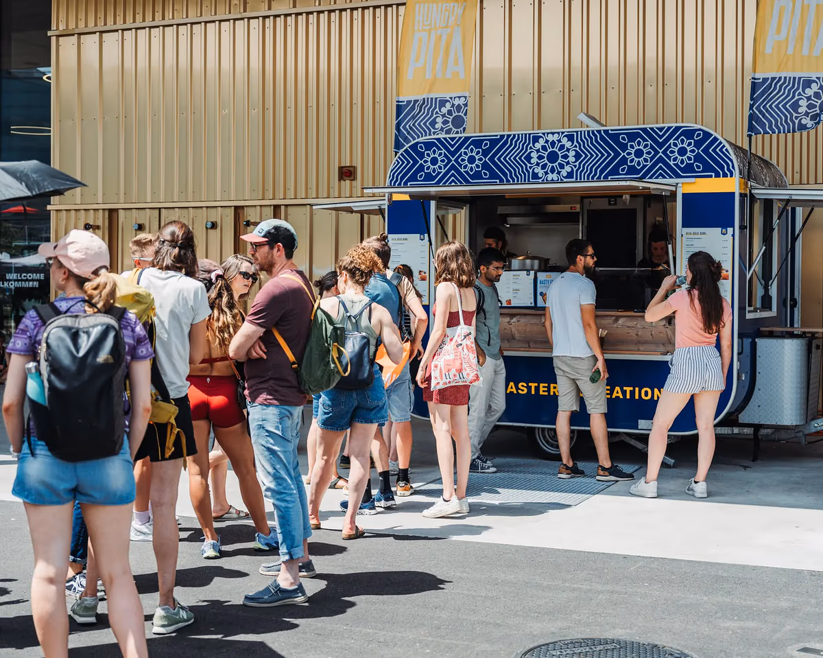Catering mit Food Truck, spezialisiert auf Pitas und Bowls