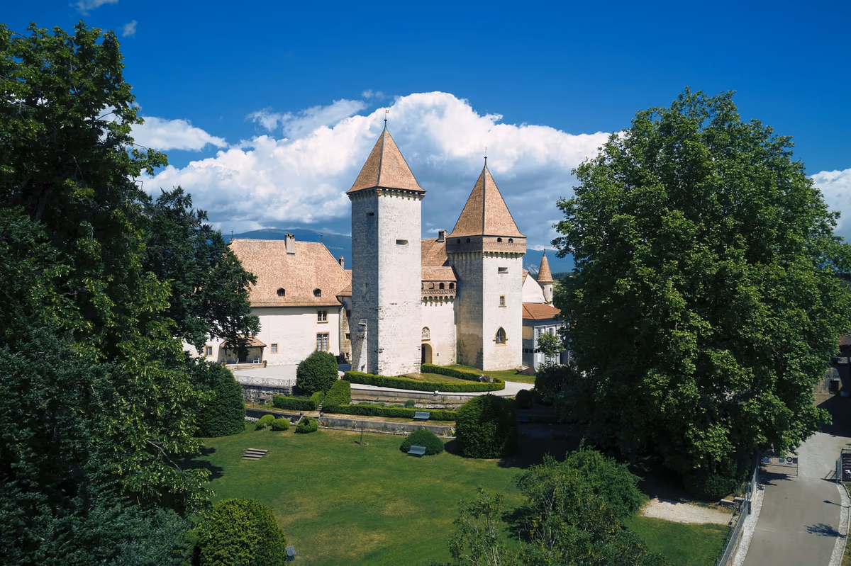 Château de La Sarraz mit Türmen und Garten