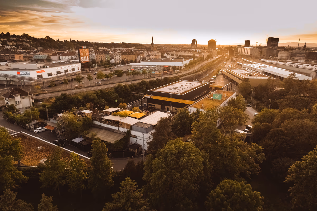 Open-Air Football Atmosphere on Viertel Dach
