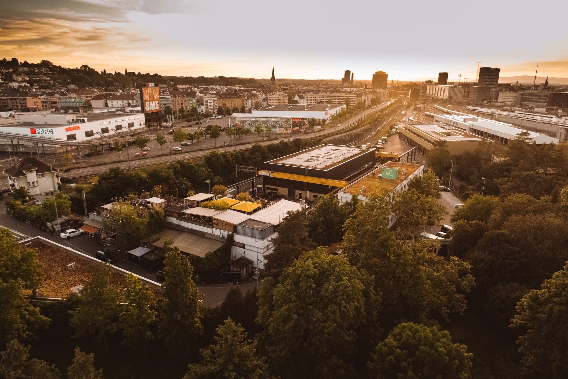 Open-Air Football Atmosphere on Viertel Dach