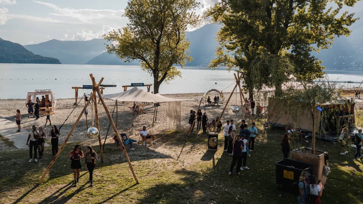 Das Festivalgelände am Lido Ascona: Tipis aus Holz, Discokugeln, Schaukeln und die Gondel am Strand